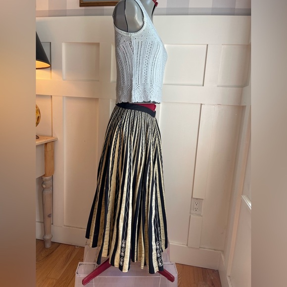 Black and Gold Pleated Skirt Size 4 - Picture 4 of 7
